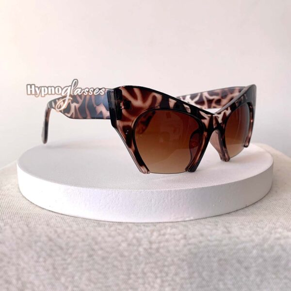 Brown tortoiseshell futuristic cat eye sunglasses "Aliena" with gradient brown lenses - side view