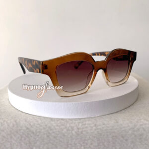 Lip-shaped cat eye sunglasses "Lippen" with gradient brown lenses - side view