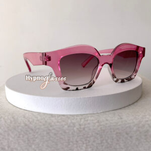Lip-shaped cat eye sunglasses "Lippen" with gradient brown lenses and semi-transparent pink leopard frame - side view